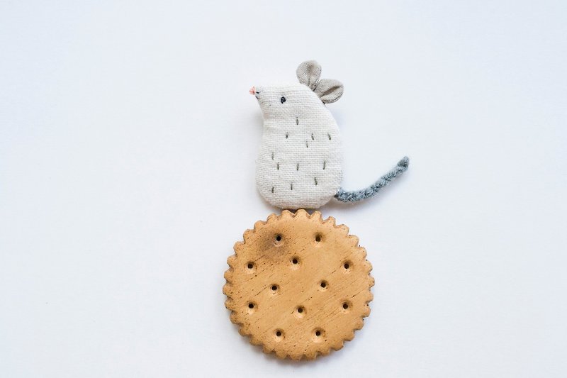 老鼠 Mouse mini brooch pin - Chamomile - Brooches - Cotton & Hemp White