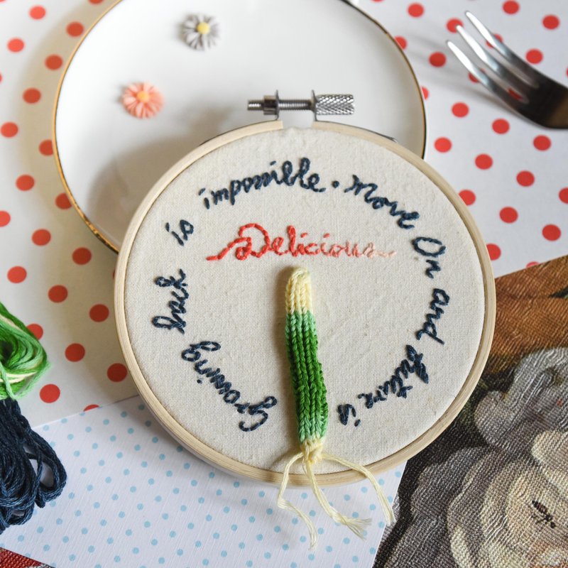 【刺繡文字】手作刺繡框　Growing back is impossible. - 擺飾/家飾品 - 棉．麻 白色