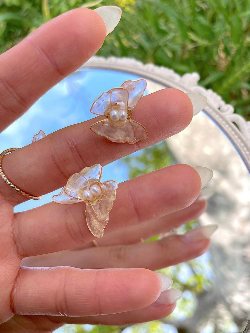 Butterfly blushing Freshwater Pearl Resin Earrings - ต่างหู - เรซิน สึชมพู