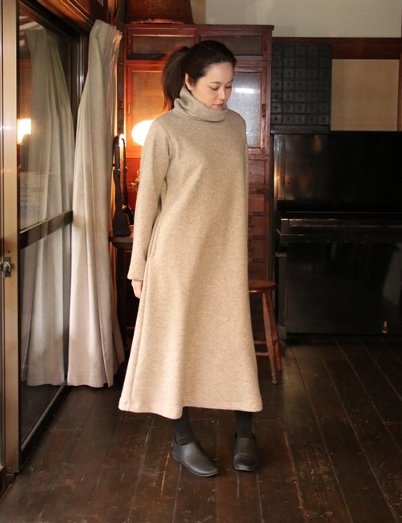 圧縮ウールのタートルネックロングワンピース - 洋裝/連身裙 - 棉．麻 