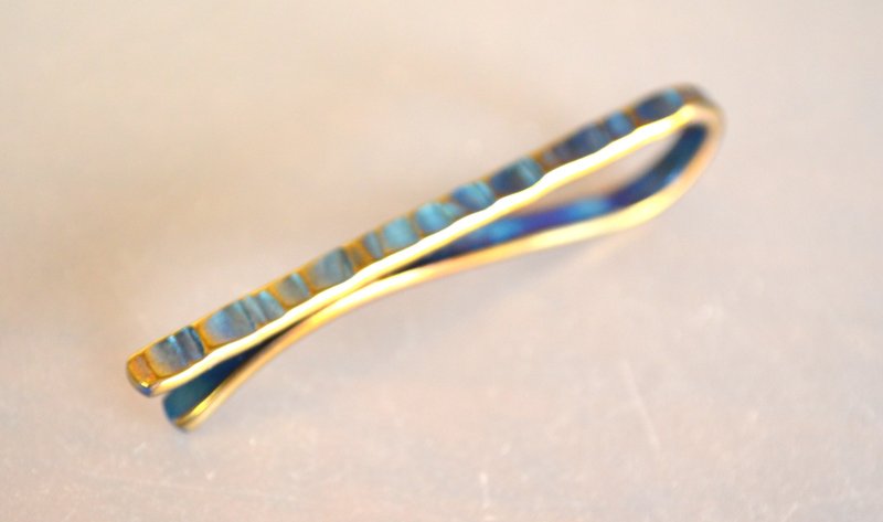 Titanium tie bar・純チタンネクタイピン=青に金=5４mm・A - 領帶/領帶夾 - 其他金屬 多色