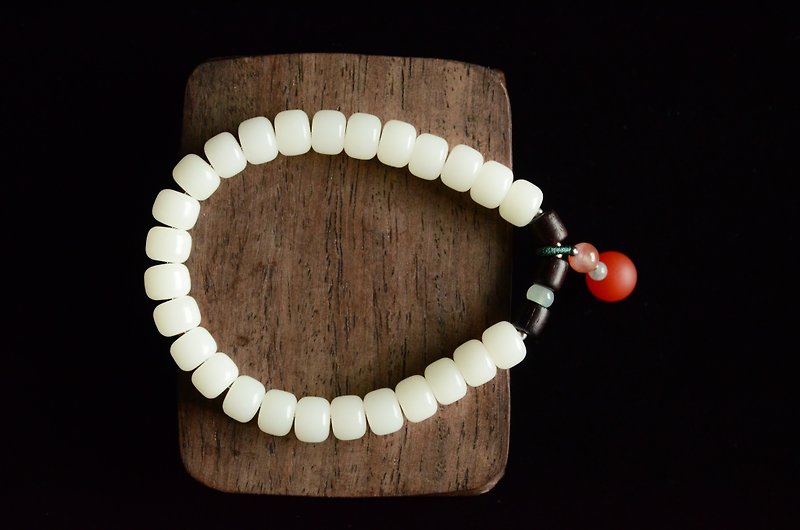 [Customer] white jade bodhi red agate retro art bracelet - Bracelets - Wood White