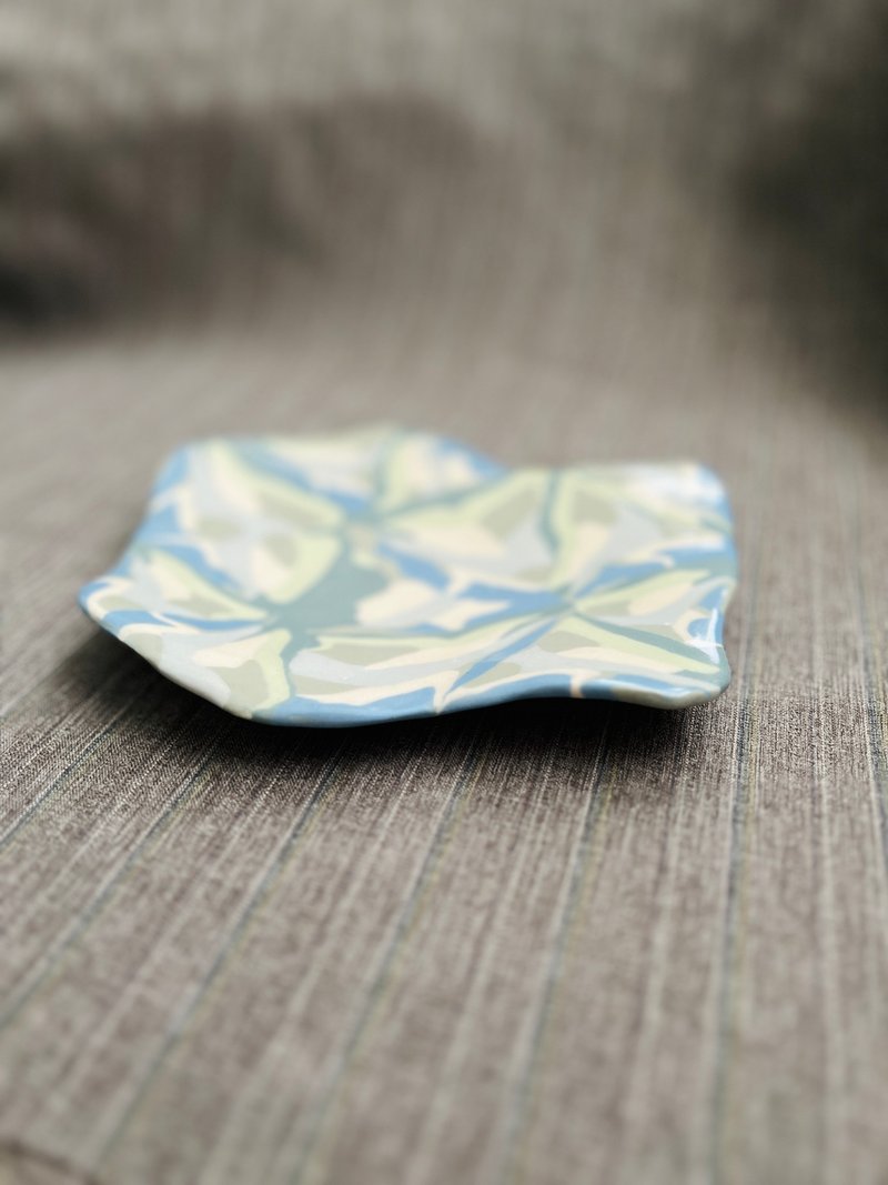 Cold flower curved surface hand-pinned pottery twisted bean dish 16.9 x 15.1 x 2.1 cm - Plates & Trays - Pottery 