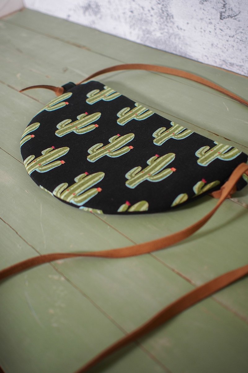 Moon series cross-body bag / mobile phone bag / limited edition handmade bag / cactus / out of print - กระเป๋าแมสเซนเจอร์ - ผ้าฝ้าย/ผ้าลินิน สีเขียว