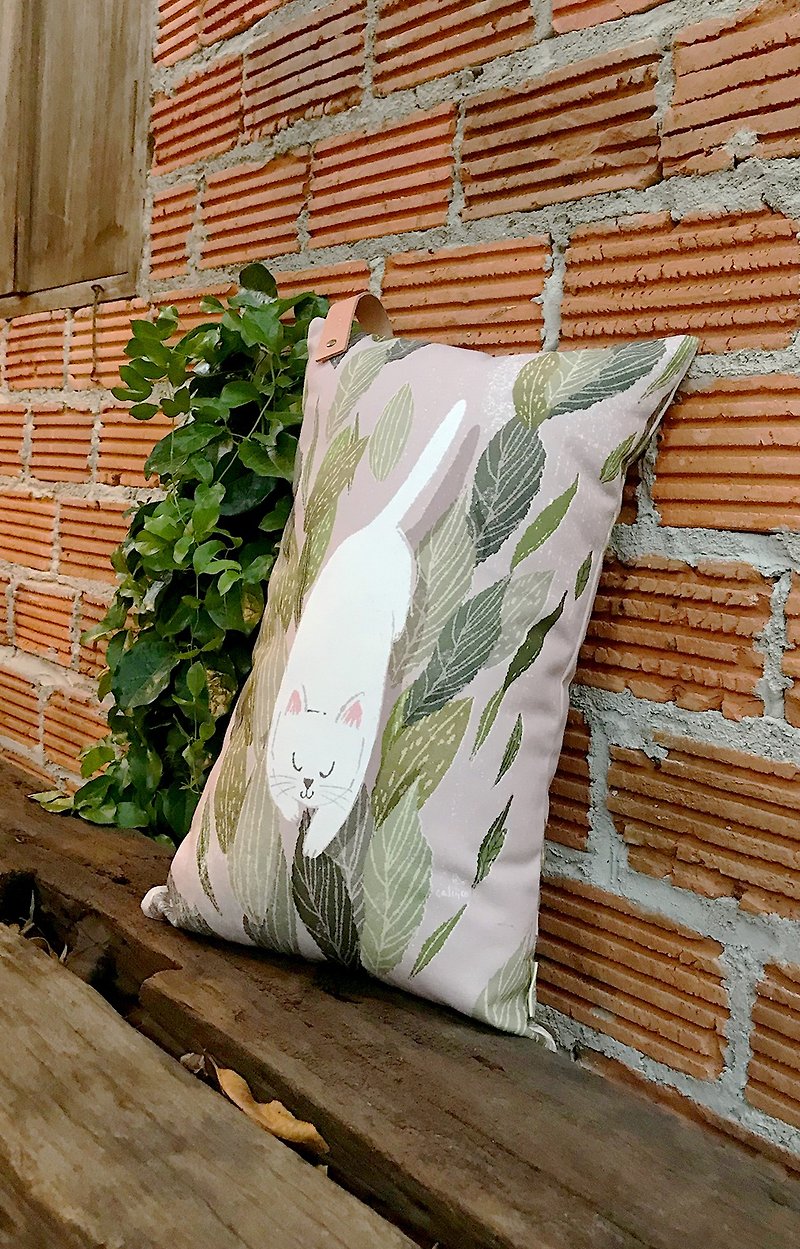 Pillow cushion with cat in the garden - 枕頭/咕𠱸 - 棉．麻 卡其色