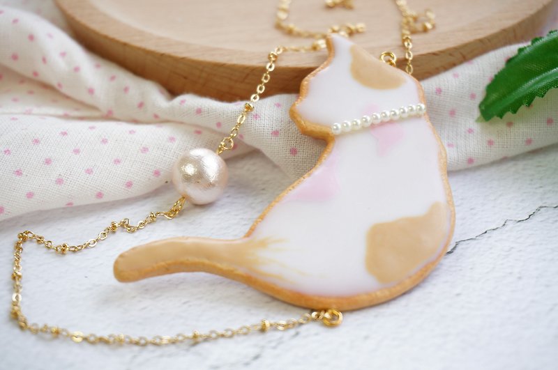 ｜Little White Cat Cookie｜Handmade Polymer Clay Pearl Brass Necklace - สร้อยติดคอ - ดินเหนียว ขาว