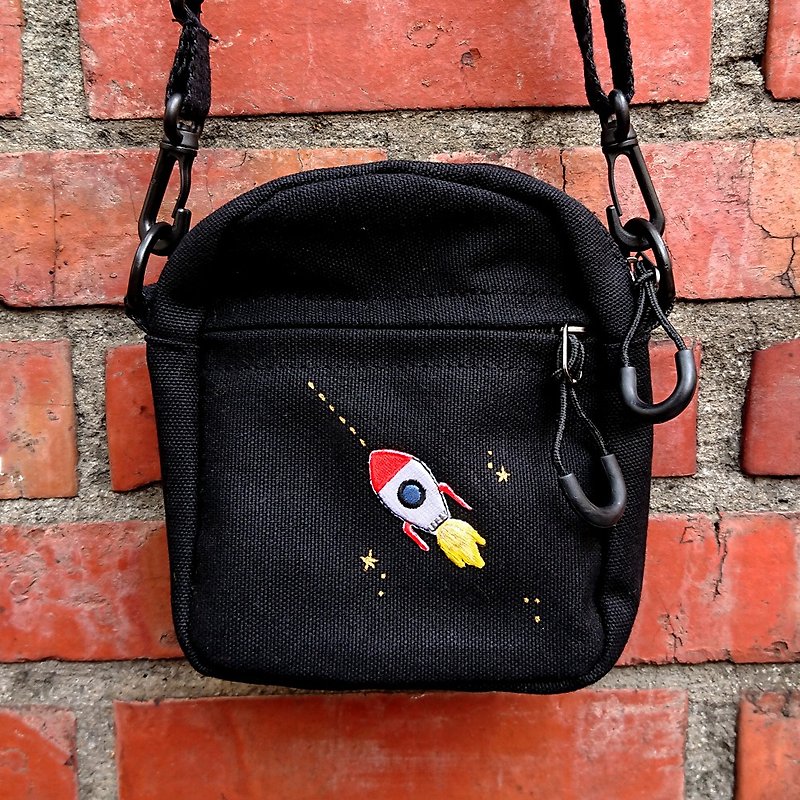 Cat Hair Embroidered Small Canvas Bag Crossbody Bag (Black) / Rocket - กระเป๋าแมสเซนเจอร์ - ผ้าฝ้าย/ผ้าลินิน สีดำ