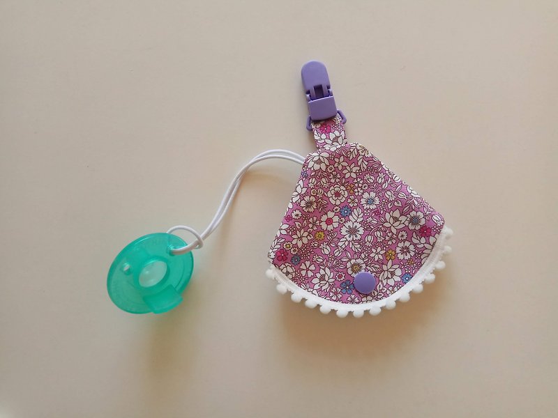 [Shipping within 5 days] Small cotton ball pacifier dust cover with purple bottom and small flower pacifier clip pacifier clip pacifier dust cover - ของขวัญวันครบรอบ - ผ้าฝ้าย/ผ้าลินิน สีม่วง