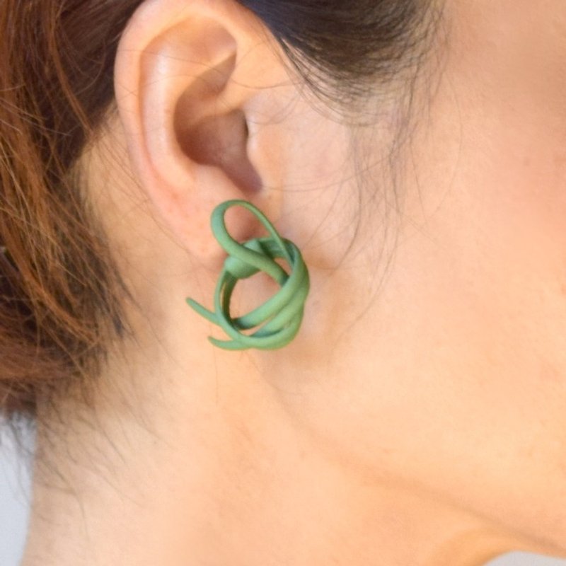 Twine green earrings - ต่างหู - พลาสติก สีเขียว