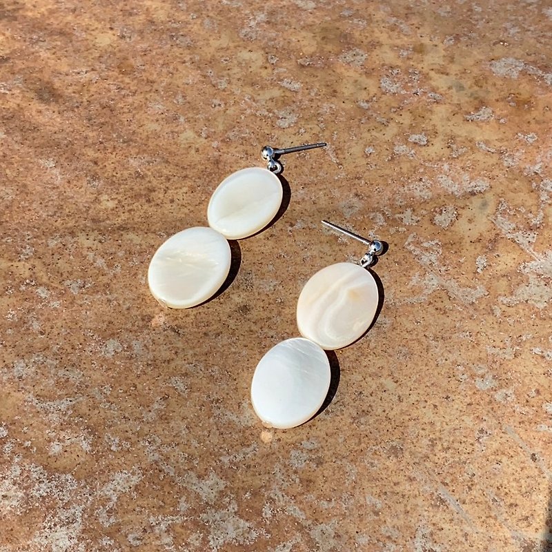 Natural mother-of-pearl earrings / can be clipped - Earrings & Clip-ons - Shell White