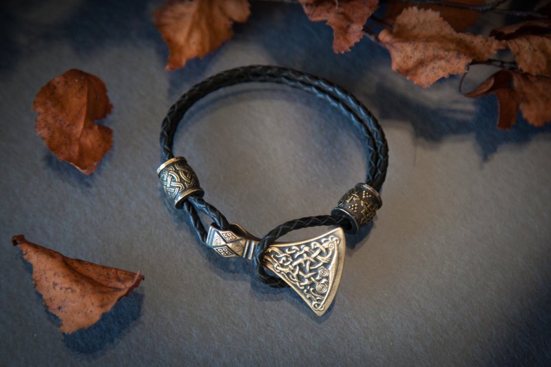 Viking bracelet on leather cord with Mammen axe and beads. Pagan jewelry Replica - 手鍊/手環 - 其他材質 橘色