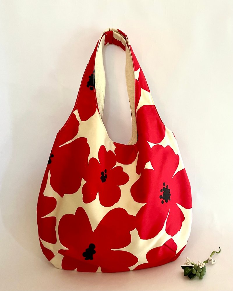 Nordic large-flowered poppy flower. Pill-shaped shoulder bag. Double interior pockets. Japanese design cloth - Messenger Bags & Sling Bags - Cotton & Hemp Multicolor