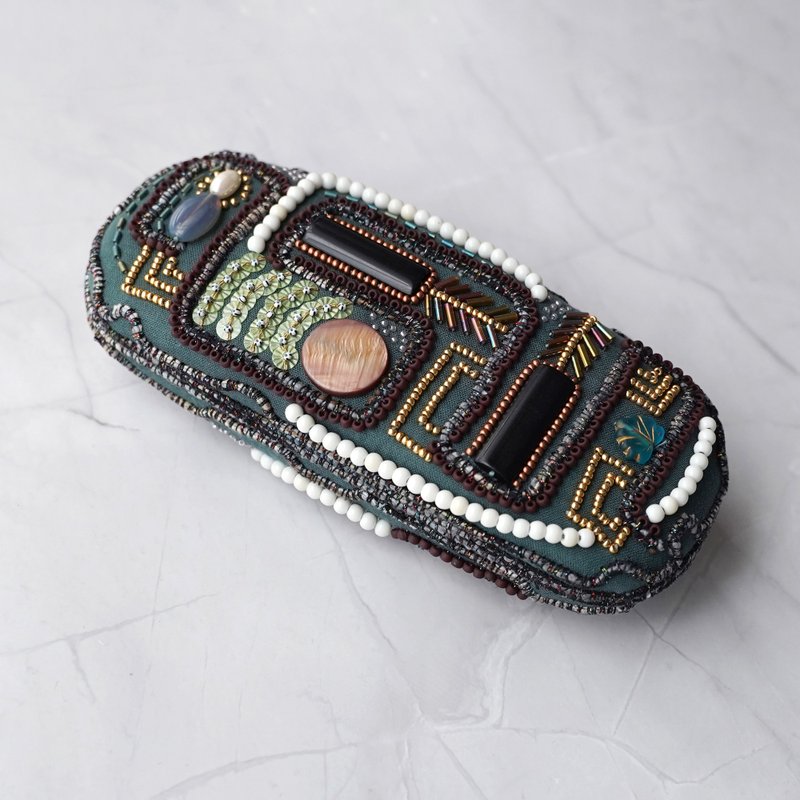 ビーズ刺繍のハードタイプ眼鏡ケース 両面刺繍 グリーン×ガーゼ 手刺繍の一点物 特別なギフトに最適なアート作品 - 眼鏡盒/眼鏡布 - 棉．麻 綠色