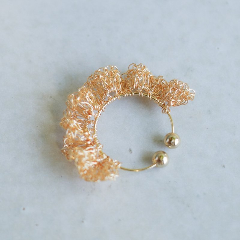 Plenty of frills wire crochet ear cuff in gold - ต่างหู - ทองแดงทองเหลือง สีทอง