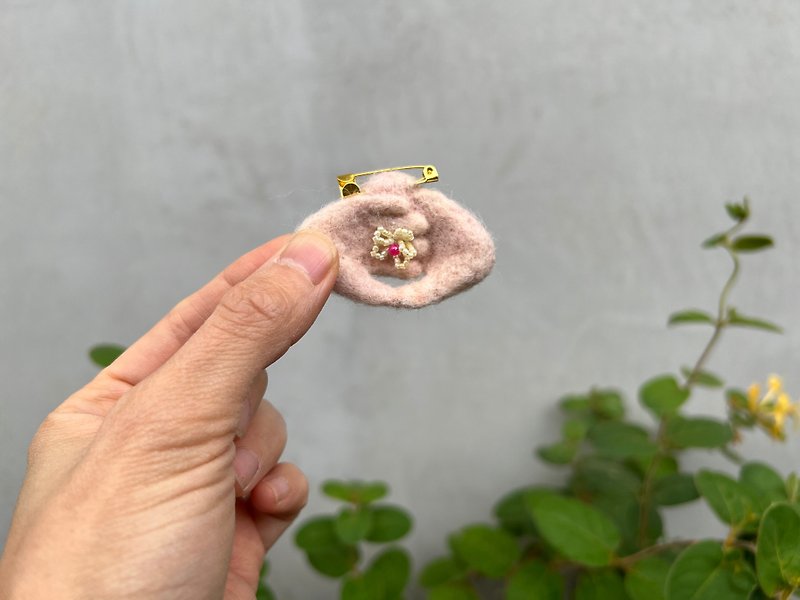 handprint brooch - Brooches - Wool Pink