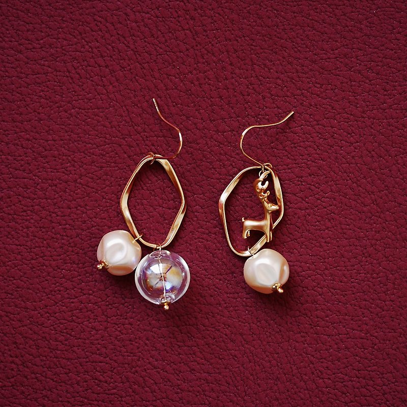 Christmas limited edition fog gold elk asymmetric bubble earrings light Christmas Christmas exchange gift - Earrings & Clip-ons - Glass Gold