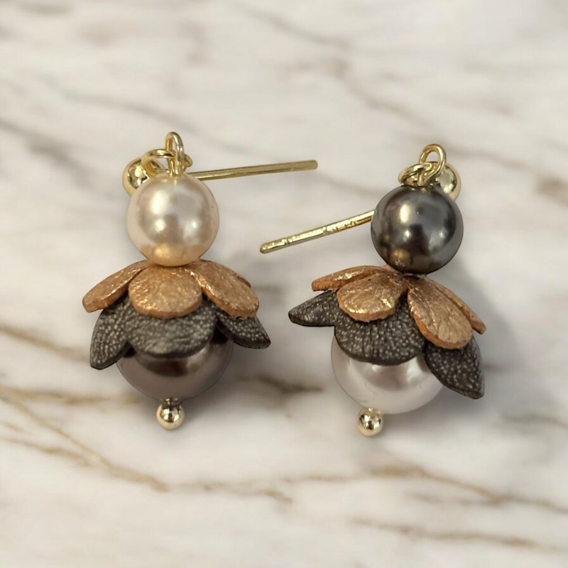 皮革花耳環 小雪人皮革耳環 - 擺飾/家飾品 - 真皮 多色