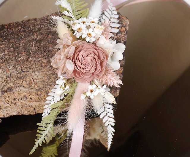 ライスフラワーファクトリー。ピンクと白の花嫁介添人の手首の花の結婚
