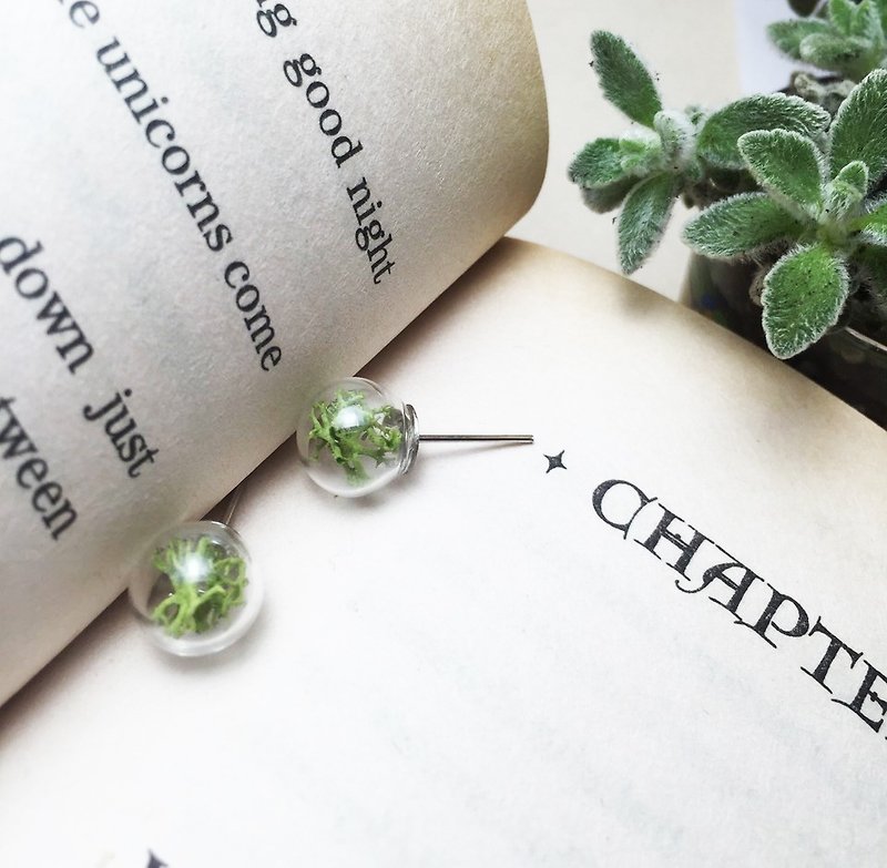 Small green △ ears, and small fresh glass ball earrings | bright green moss MOSS