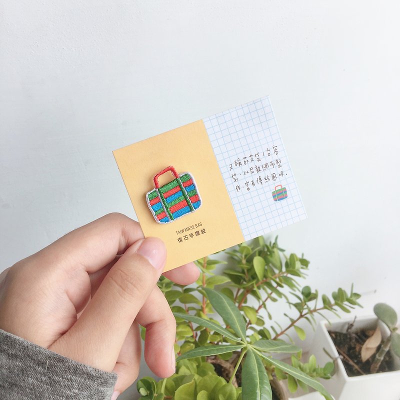 Embroideried patch Embroidery pin | Taiwanese bag | Littdlework - Brooches - Thread 