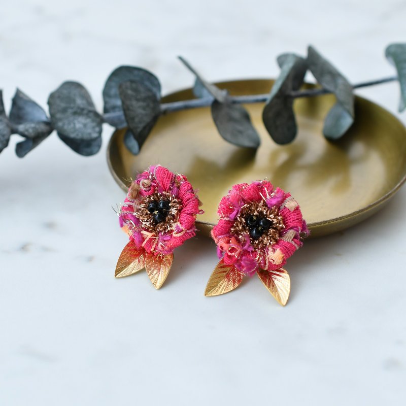 African daisy tassel earrings / pink red - Earrings & Clip-ons - Cotton & Hemp Red