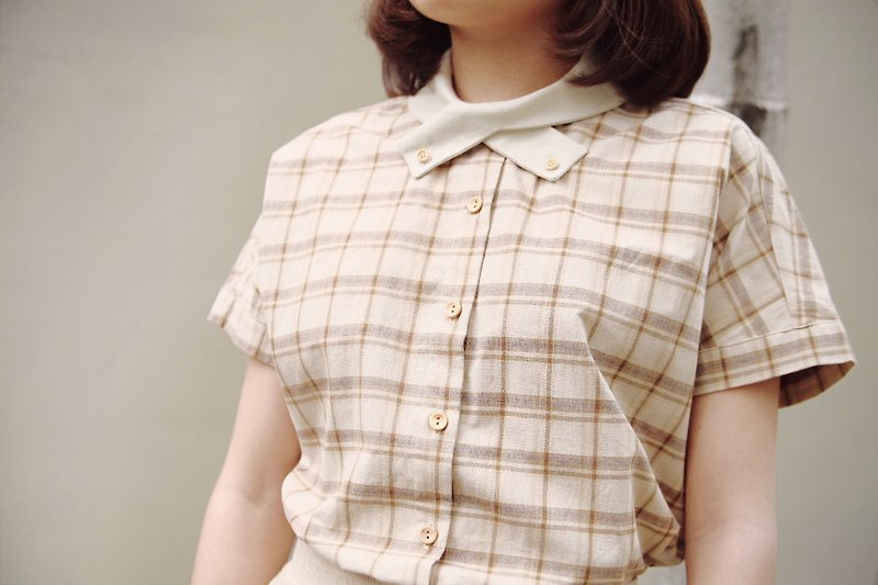 Kubi-plus Shirt - Caramel colour - เสื้อผู้หญิง - ผ้าฝ้าย/ผ้าลินิน สีกากี