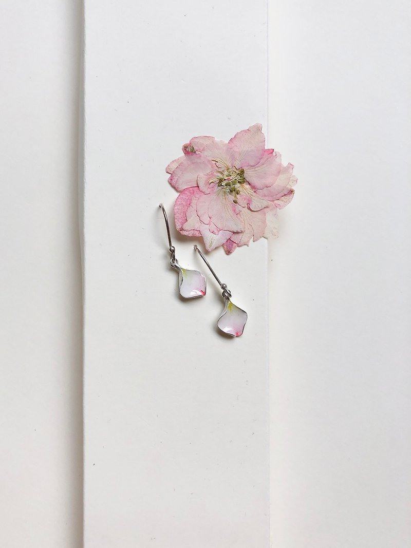 Hand made light cherry blossom earrings - ต่างหู - โลหะ สึชมพู