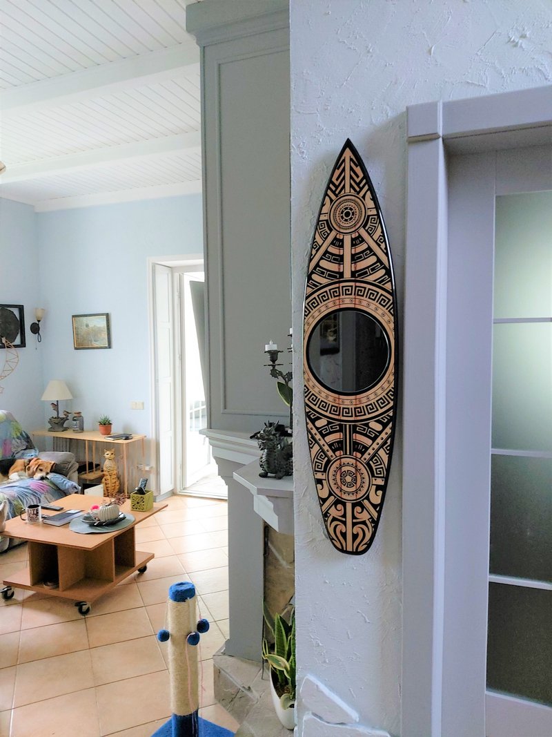 Round wall mirror in wooden surfboard-shape frame with black maori style - 壁貼/牆壁裝飾 - 木頭 多色