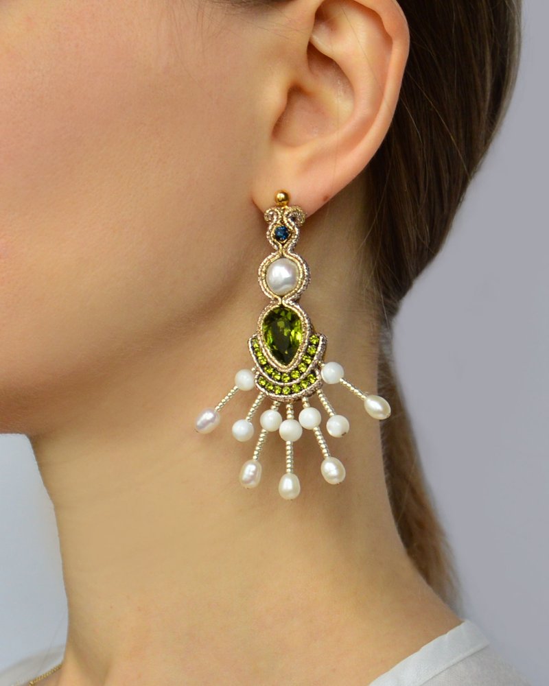 Earrings with pearls and Swarovski stones - 耳環/耳夾/耳骨夾 - 其他材質 金色