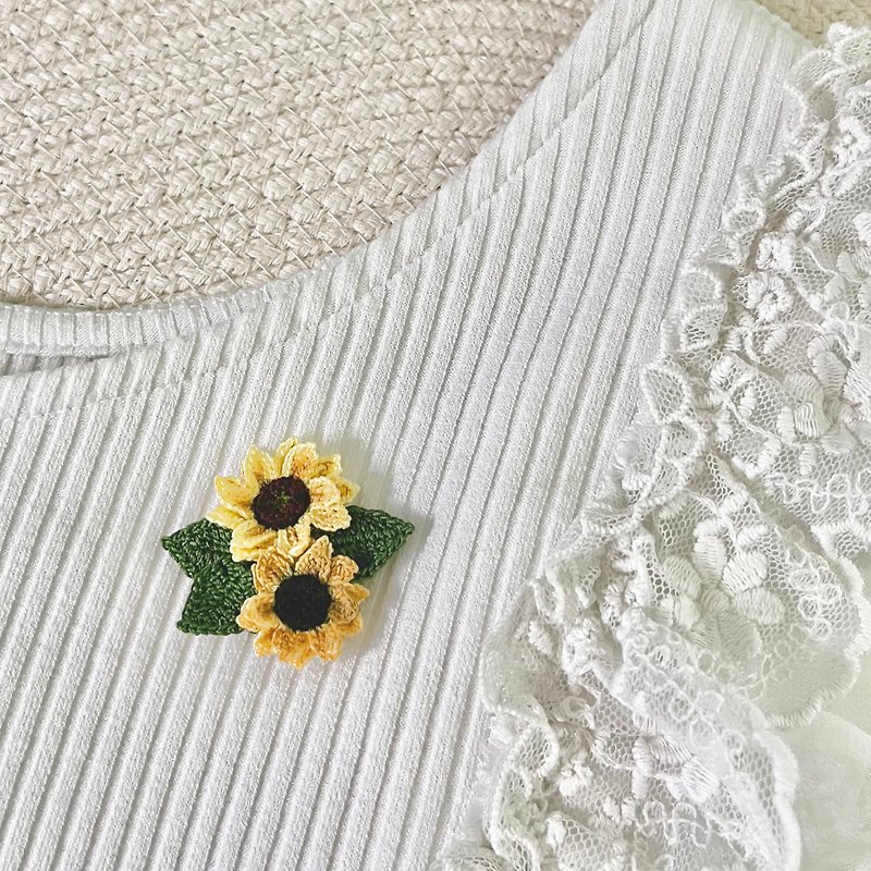 Sunflower sunflower crochet brooch heart pin placket custom gift - เข็มกลัด - ผ้าฝ้าย/ผ้าลินิน หลากหลายสี