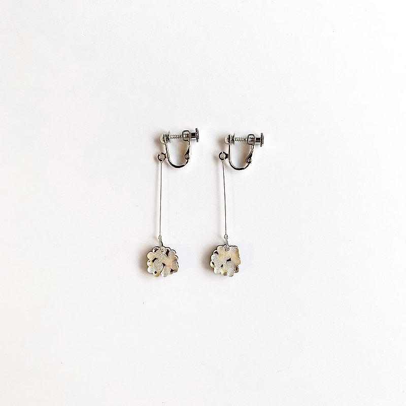 小さなアジサイスイングイヤリング - 耳環/耳夾 - 木頭 銀色