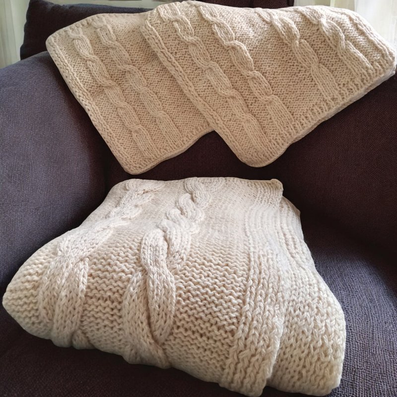 Large knitted milk blanket with braids and two pillowcases made of natural sheep - 棉被/毛毯 - 羊毛 黃色