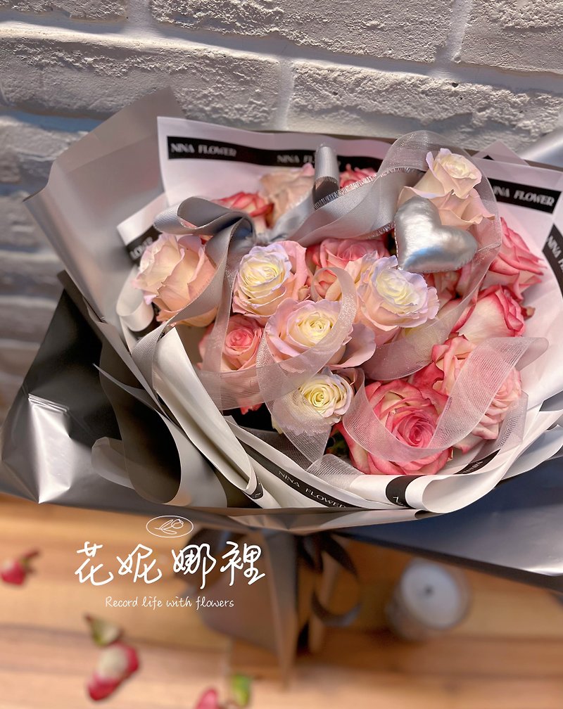 - Lovely Woman - Imported Ecuadorian Rose Bouquet - จัดดอกไม้/ต้นไม้ - วัสดุอื่นๆ 