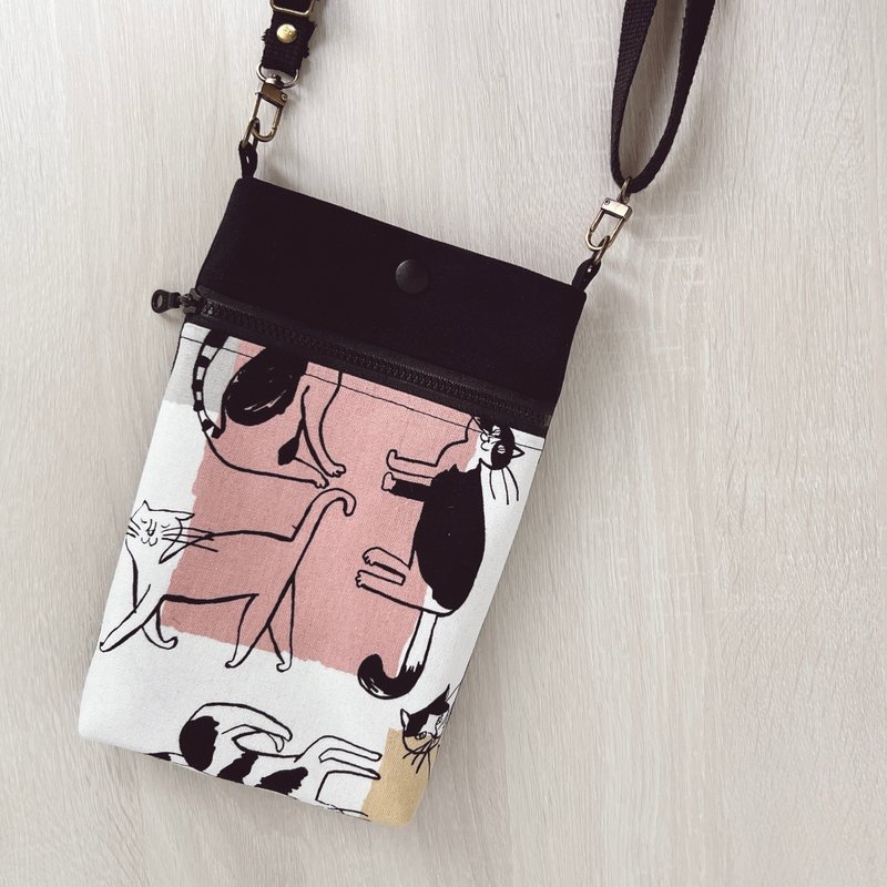 Zippered cell phone bag, small item bag, crossbody bag, just like a cat - กระเป๋าแมสเซนเจอร์ - ผ้าฝ้าย/ผ้าลินิน สีดำ