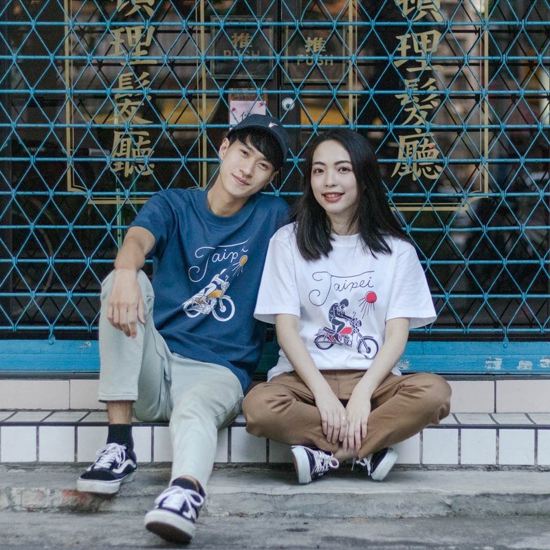 【LAI HAO】Taiwan Chill T-Shirt- Wolf Girl (White/Blue) - เสื้อยืดผู้หญิง - ผ้าฝ้าย/ผ้าลินิน 