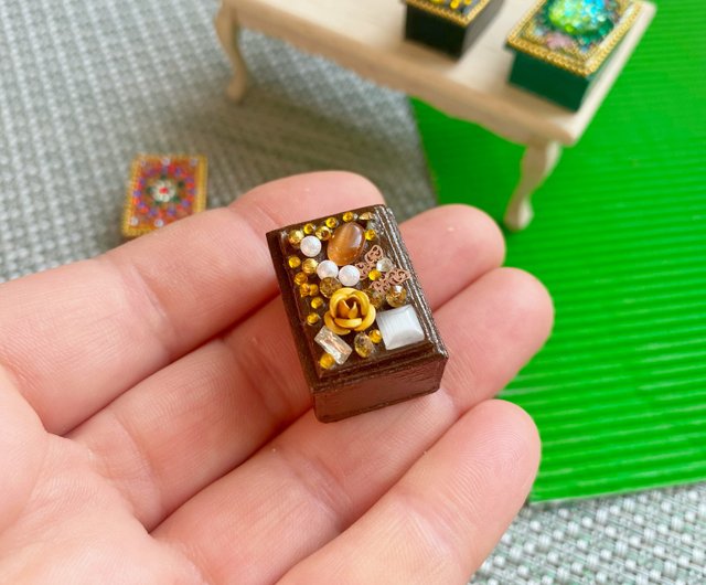 宝石箱。人形のミニチュア。 1:12。ドールハウスのアクセサリー 