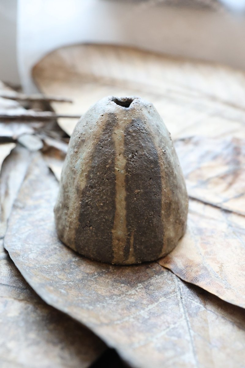 【喬遷禮物】風的皺折No9擴香手捏花器侘寂風雕塑擺件收藝術作品 - 擺飾/家飾品 - 陶 卡其色