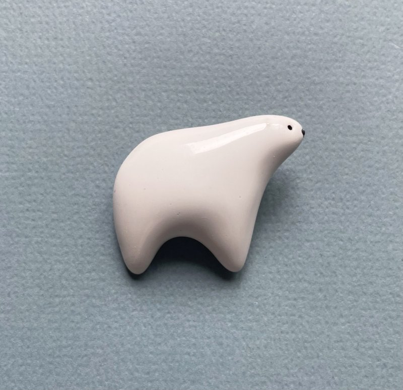 Polar Bear Ceramic Pin. Ceramic brooch. Bear Jewelry - เข็มกลัด - ดินเผา ขาว