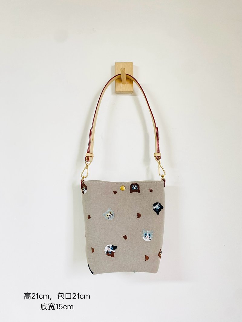 【福袋】手工製作刺繡布藝灰色貓咪手提包 - 手提包/手提袋 - 棉．麻 灰色