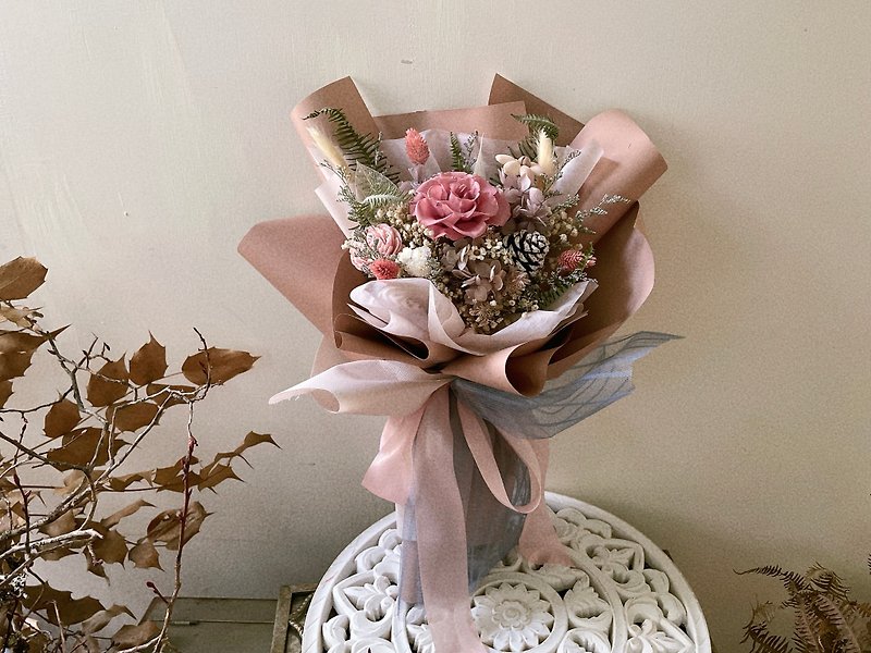 Everlasting Rose Bouquet - a dreamy color scheme for girls with classic dry roses - ช่อดอกไม้แห้ง - พืช/ดอกไม้ สึชมพู