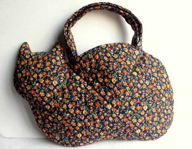 Floral Pattern Cat's Bag Quilt - กระเป๋าถือ - ผ้าฝ้าย/ผ้าลินิน สีน้ำเงิน