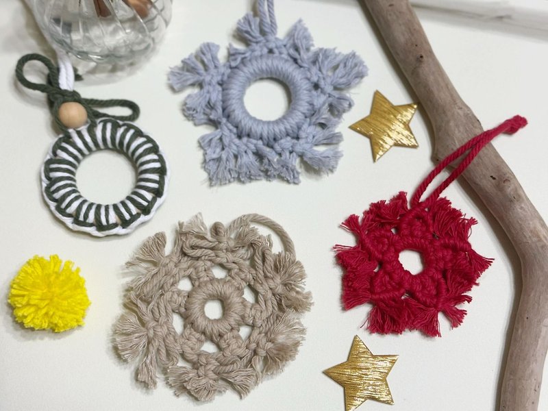 【聖誕禮物】Macrame編織聖誕花圈 聖誕風鑰匙圈 附聖誕禮物包裝 - 裝飾/擺設  - 棉．麻 多色