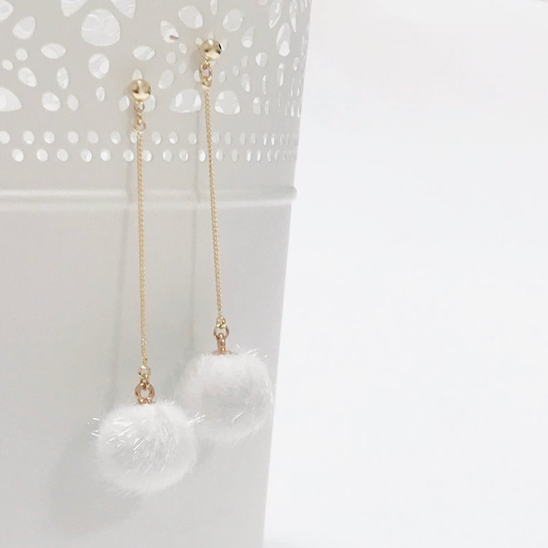 White Fur gold stud earring - 耳環/耳夾 - 珍珠 白色