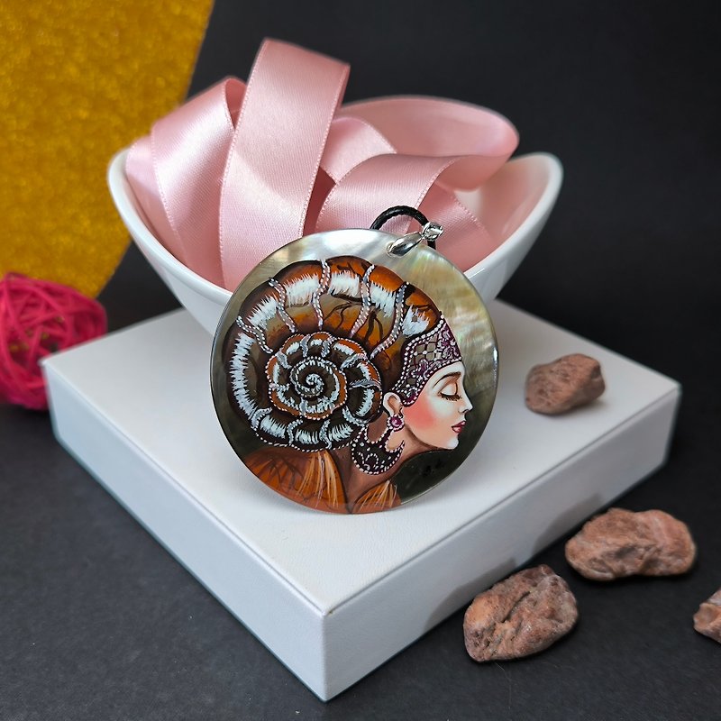 Queen Ammonite pendant hand painted on Mother of pearl shell. Nautical jewelry - 項鍊 - 貝殼 咖啡色