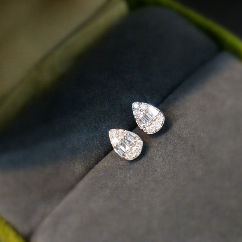 【WhiteKuo】18k Small Water Drop Diamond Stud Earrings Earrings - ต่างหู - เพชร ขาว