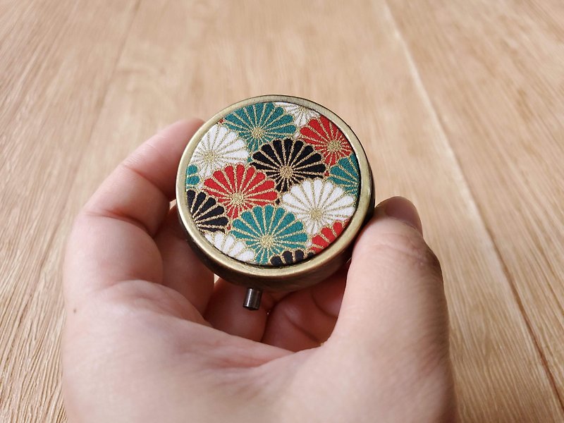 Hot stamping Japanese chrysanthemum and Japanese pattern pill box square round pill box