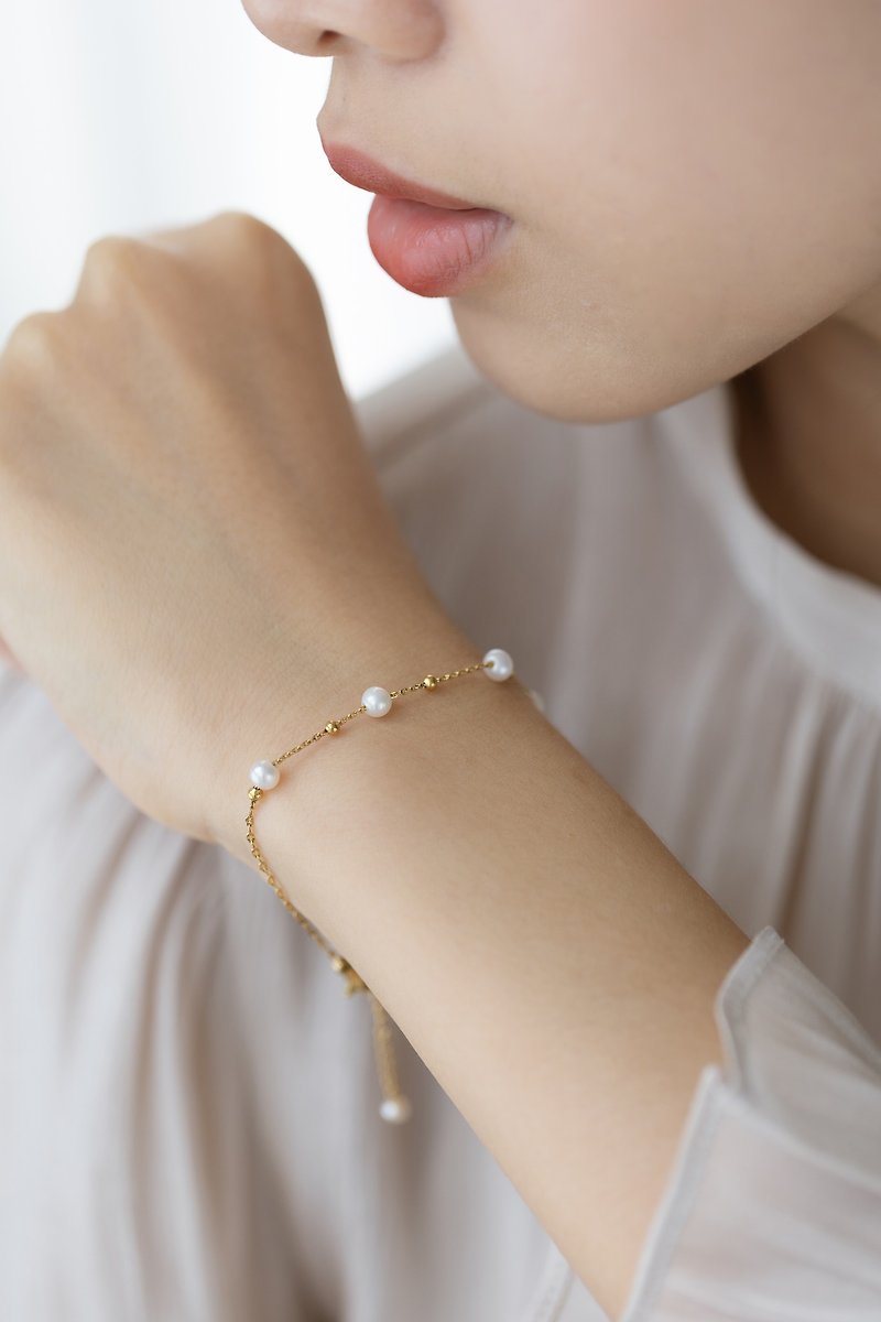 pearls handmade customized natural pearl bracelet medical steel plated with 18k gold - สร้อยข้อมือ - ไข่มุก สีทอง