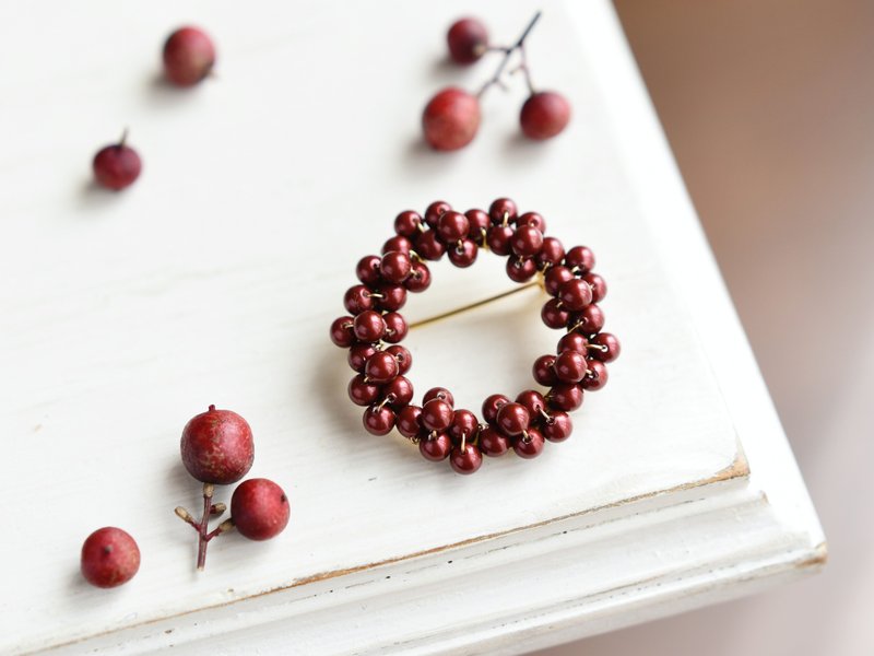 【ブローチ・Sサイズ】ボルドー色 パール 深い赤の木の実 リース - 胸針 - 珍珠 紅色