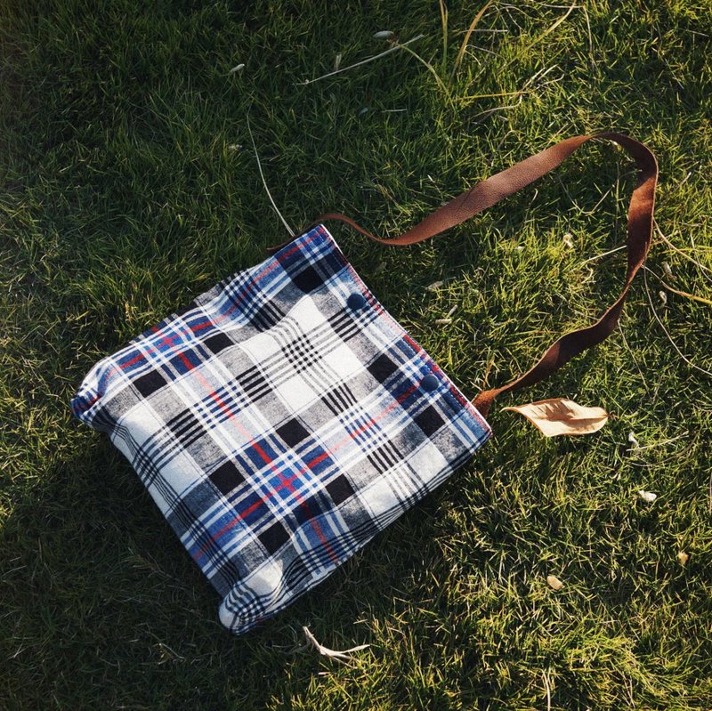 藍白格窄幅手工織布 上海老布土布 皮把手拎包 - 側背包/斜孭袋 - 棉．麻 藍色