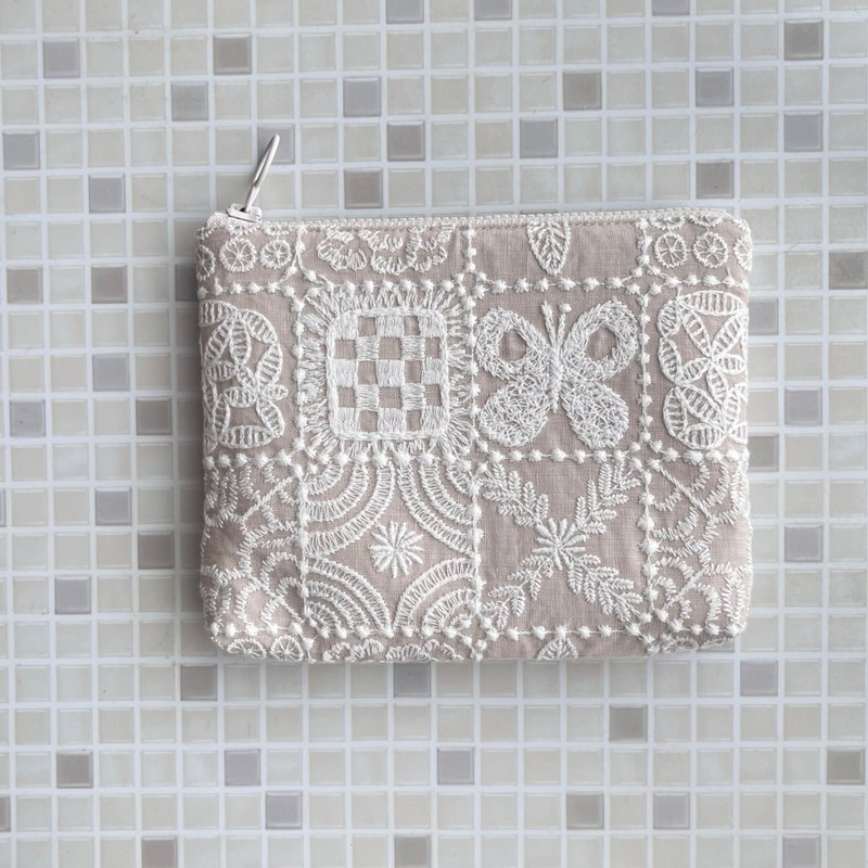 mina perhonen forest tile 総刺繍　蝶　ポーチ　新色 - 化妝包/收納袋 - 棉．麻 白色
